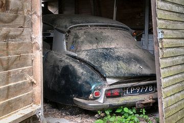 Voiture abandonnée dans le garage. sur Roman Robroek - Photos de bâtiments abandonnés
