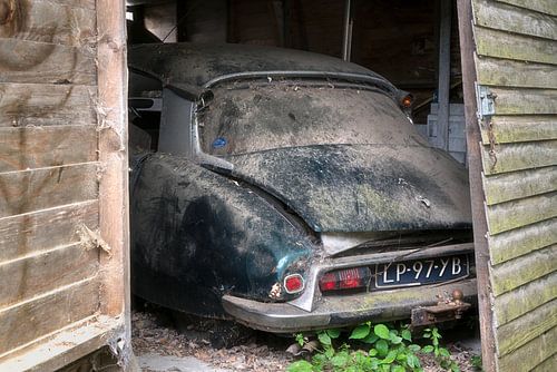 Voiture abandonnée dans le garage.