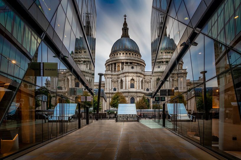 Londen: St. Paul's Kathedraal weerspiegeling in etalages van Rene Siebring