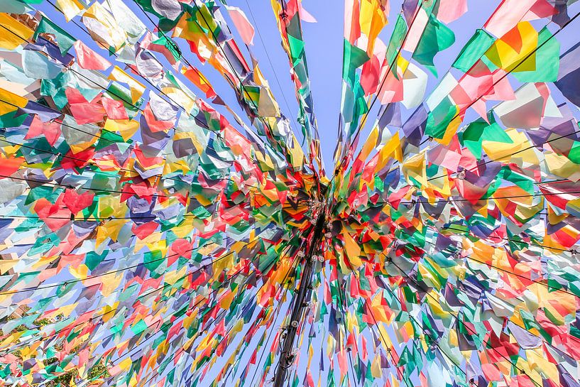 Konvergierende Linien mit bunten Flaggen als Dekoration für Festlichkeit von Ben Schonewille