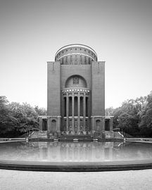 Planetarium Hamburg (b/w) by Florian Schmidt