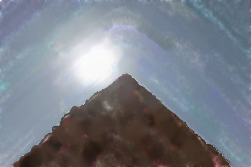 Gleißende Sonne hinter der Spitze einer Pyramide von Frank Heinz