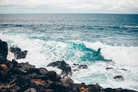 Blaues Meer, weiße Wellen und dunkle Felsen auf Teneriffa