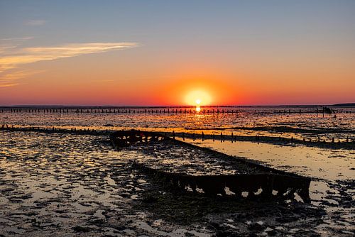 Waddenzee, zonsopkomst bij Paesens Moddergat (Scheepswrak van Wierum)