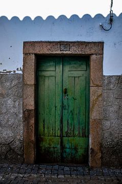 groene deur portugal van Sabrina Varao Carreiro