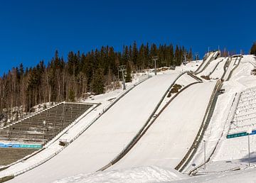 Schneebedeckte Skisprungschanzen in Lillehammer, Norwegen von Adelheid Smitt