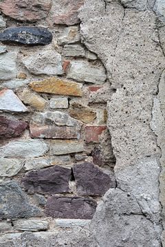 Detail der historischen mittelalterlichen Stadtmauer aus Naturstein in Magdeburg von Heiko Kueverling