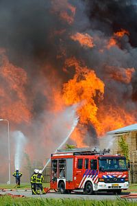 Véhicule de pompiers devant un incendie dans une zone industrielle sur Sjoerd van der Wal Photographie