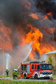 Brandweerauto bij een brand van Sjoerd van der Wal