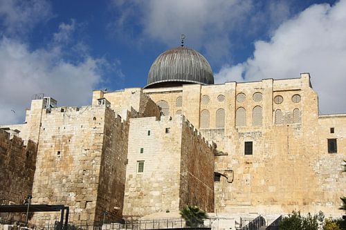 Al-Aqsa Moskee in Jeruzalem. Het heiligdom van de moslimwereld is een moskee met grijze koepels op d
