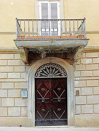 Holztür mit Balkon Castiglione del Lago von Dorothy Berry-Lound