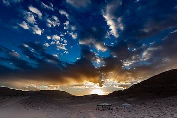 Coucher de soleil dans le désert sur Marieke_van_Tienhoven