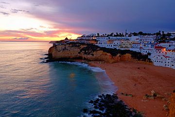 Het stadje Carvoeiro in de Algarve Portugal bij zonsondergang van Eye on You