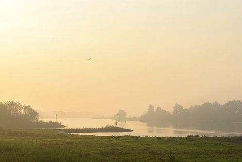 Zonsopkomst boven de rivier de IJssel en de uiterwaarden