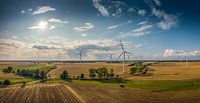 Panorama d'un beau paysage avec des éoliennes par beau temps par Jonas Weinitschke Aperçu