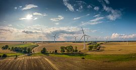 Panorama d'un beau paysage avec des éoliennes par beau temps sur Jonas Weinitschke