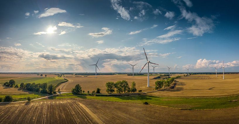 Panorama d'un beau paysage avec des éoliennes par beau temps par Jonas Weinitschke