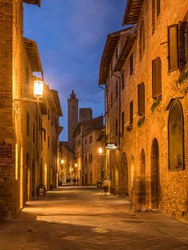 s Nachts in de steegjes van San Gimignano van Denis Feiner