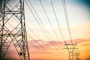 Elektrische hoogspanningsmasten tijdens zonsondergang