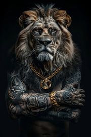 Löwe mit Tattoos und Goldkette auf Schwarz von Digitale Schilderijen