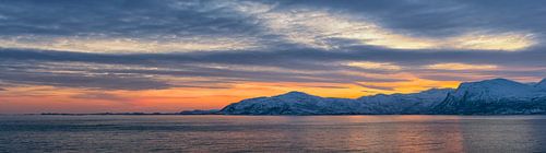 Zonsondergang boven de kust van Vestfjord in Noord Noorwegen