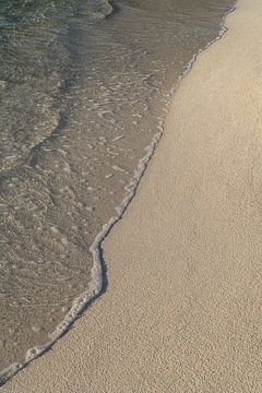 Eau de mer claire et vagues sur la plage de sable 3