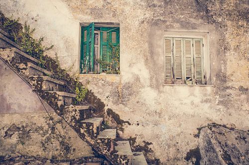 Escalier ancien avec deux fenêtres en Grèce