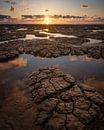 Modder bij Waddenzee tijdens zonsondergang van Tomas van der Weijden thumbnail