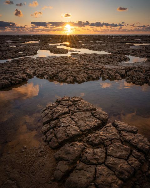 Modder bij Waddenzee tijdens zonsondergang van Tomas van der Weijden