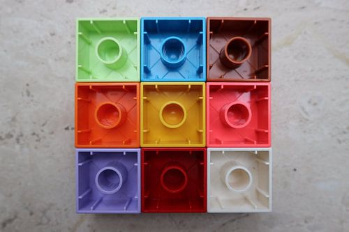 Negen (9) vierkante speelgoedblokken liggend andersom kleurrijk (rotatie 1)