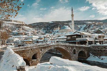Oude stenen boogbrug en uitzicht op de stad Prizren, Kosovo van Besa Art