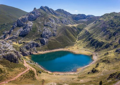 Vue aérienne du lac de Saliencia dans le parc national de Somiedo, dans les Asturies