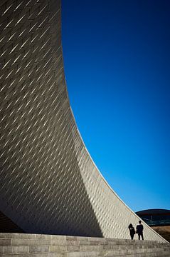 Two people are walking in front of the MAAT museum in Lisbon van Michael Moser