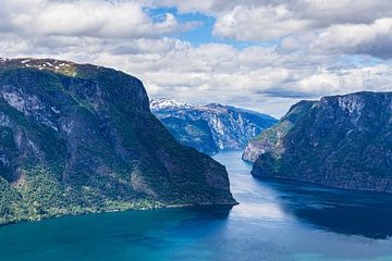 Uitzicht vanaf Stegastein over de Aurlandsfjord in Noorwegen van Rico Ködder