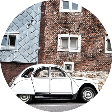 Citroën 2CV - lelijke eend - geparkeerd aan de kant van de straat van Sjoerd van der Wal Fotografie