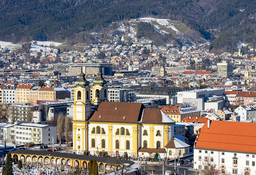 Blick auf die Stadt Innsbruck in Österreich Tirol mit Kirche von Animaflora PicsStock