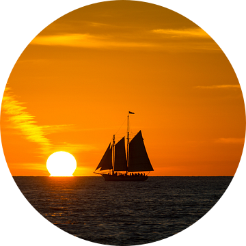 Verenigde Staten, Florida, Zeilschip naast oranje zonsondergang bij key west van adventure-photos