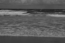 De branding van Texel. zwart/wit by Henk van der Sloot