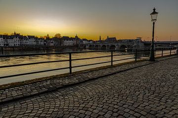 skyline van Maastricht tijdens zonsondergang