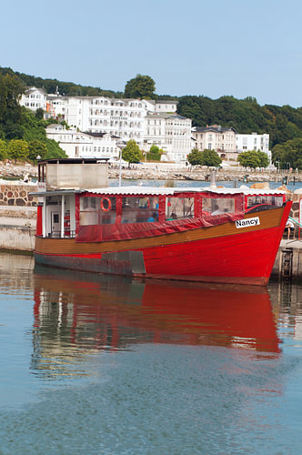 Rode houten boot in de stadshaven van Sassnitz op het eiland Rügen