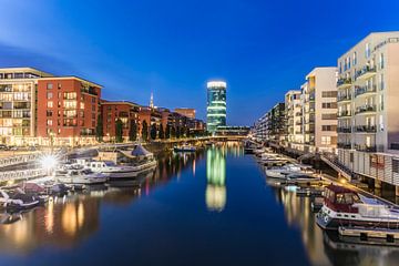 Westhafen in Frankfurt am Main am Abend von Werner Dieterich