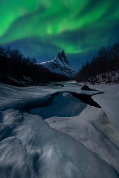 Noorderlicht boven Otertinden in Noord Noorwegen. van Jos Pannekoek