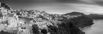 Santorini in Griekenland in de ochtend in zwart-wit . van Manfred Voss, Schwarz-weiss Fotografie