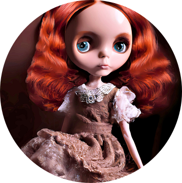 Portret van een pop met rood haar , blauwe ogen en een mooie jurk aan low key van Maud De Vries