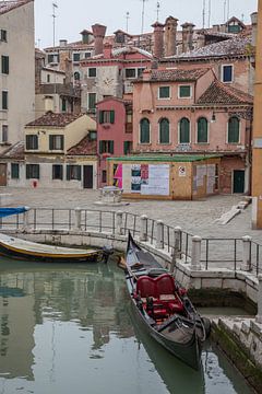 Oude panden en gondola aan kanaal in oude centrum van Venetie, Italie