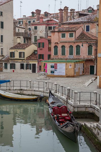 Bâtiments anciens et gondole sur le canal dans la vieille ville de Venise, Italie par Joost Adriaanse