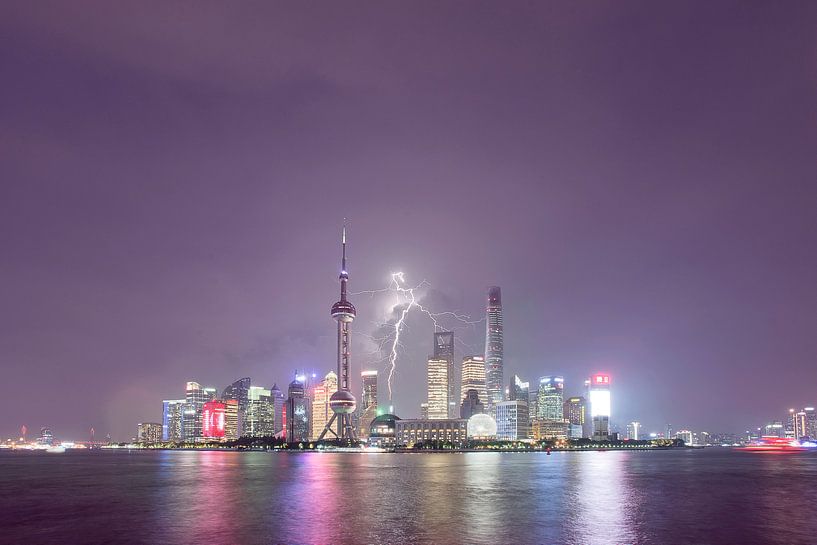 Thunder above Shanghai, China van Rene Mens