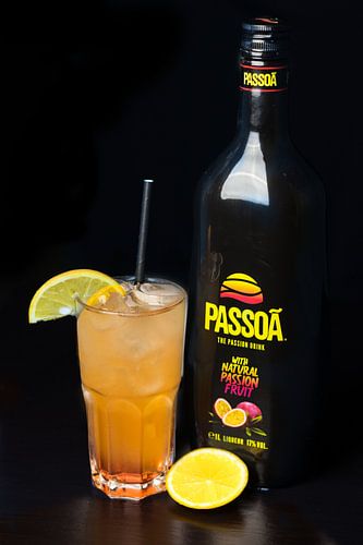 Passoa cocktail met fles en garnering van sinaasappel