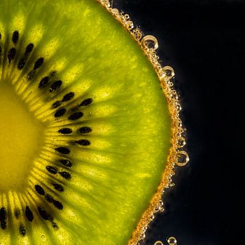 Kiwischeibe in Wasser mit Blasen