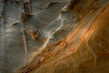 Sandstrukturen in sanften Farbtönen an der Küste des Manukau Beach in Neuseeland von Albert Brunsting